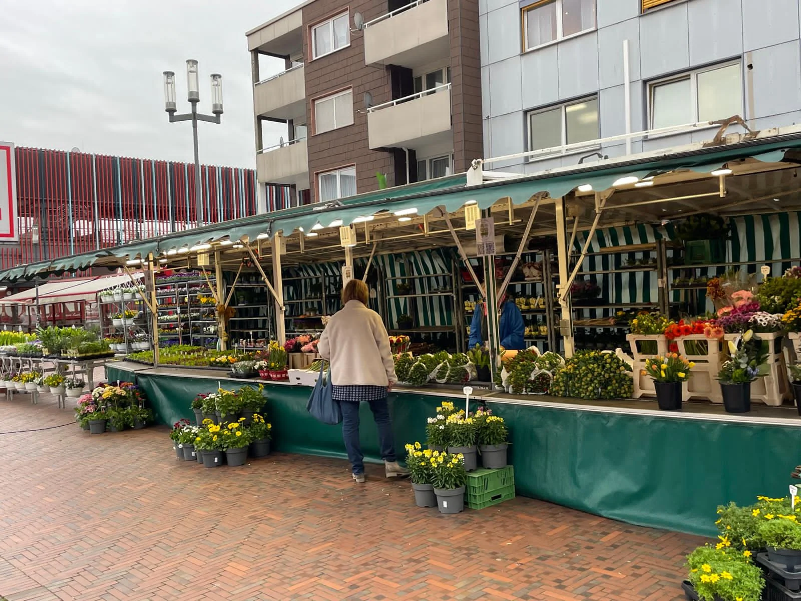 Kunden am Marktstand