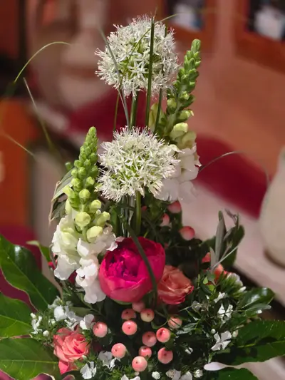 Strauß mit weißem Zierlauch, pinken Rosen und roten Hypericum-Beeren