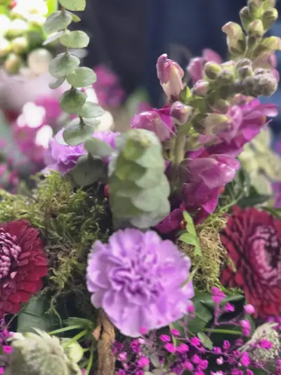 Strauß in Violett und Beerentönen mit Nelken und Löwenmäulchen