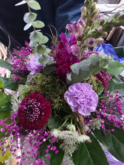 Herbstlicher Strauß in Lila und Bordeaux mit Dahlie, Nelken und Eukalyptus