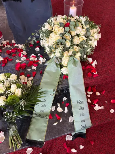 Trauergesteck aus cremefarbenen Rosen mit Schleife von Blumen Malchow